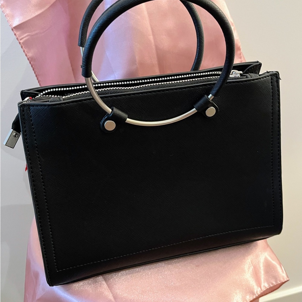 🔥Elegant Black Handbag 10”x8”x5”.💕